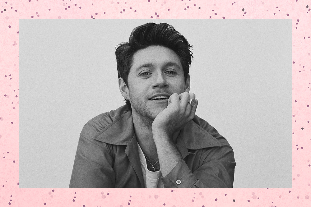 Montagem em fundo rosa com bolinhas com foto preta e branca do cantor Niall Horan