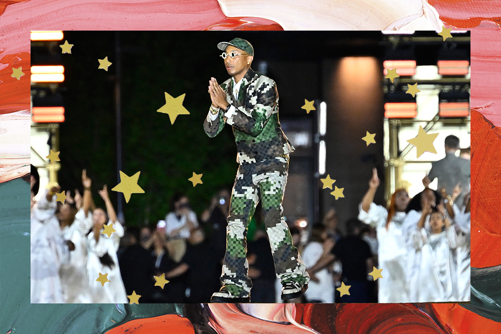 Pharrell Williams em seu primeiro desfile como diretor criativo da linha masculina da Louis Vuitton. Montagem em fundo vermelho e verde com estrelinhas douradas