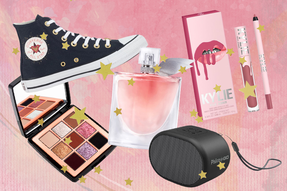 Montagem em fundo rosa com cinco sugestões de presentes para o Dia dos Namorados: tênis, paleta de sombras, perfume, caixinha de som e batom líquido