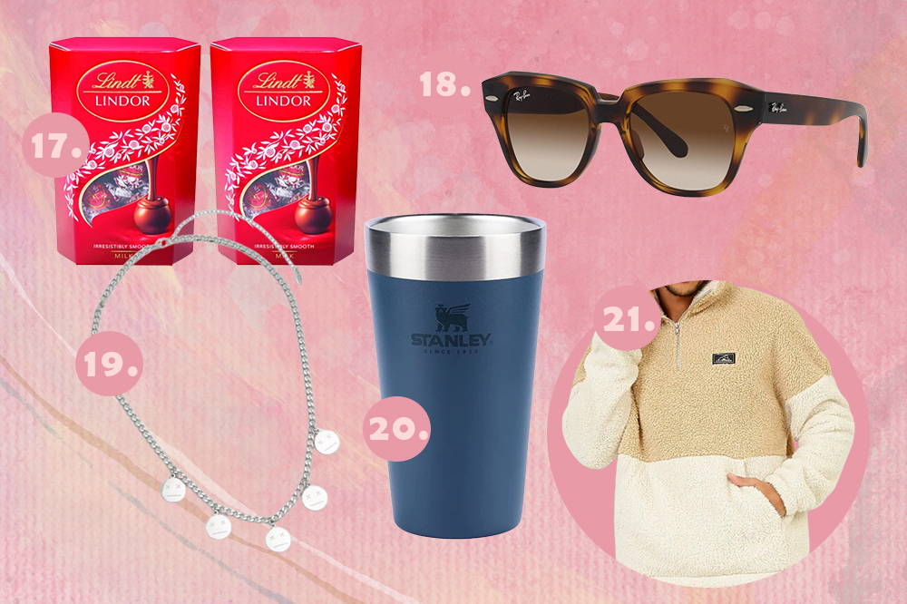 Montagem em fundo rosa com cinco sugestões de presentes para o Dia dos Namorados: chocolates Lindtt, óculos de sol, colar, copo e moletom