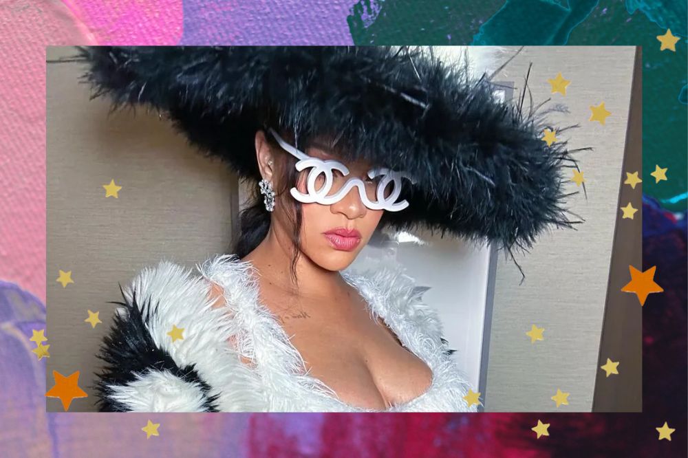 Montagem com fundo rosa, lilás e verde. Rihanna no centro usando um chapéu e vestido de pelos preto e branco. Ela usa um óculos com o símbolo da Chanel.