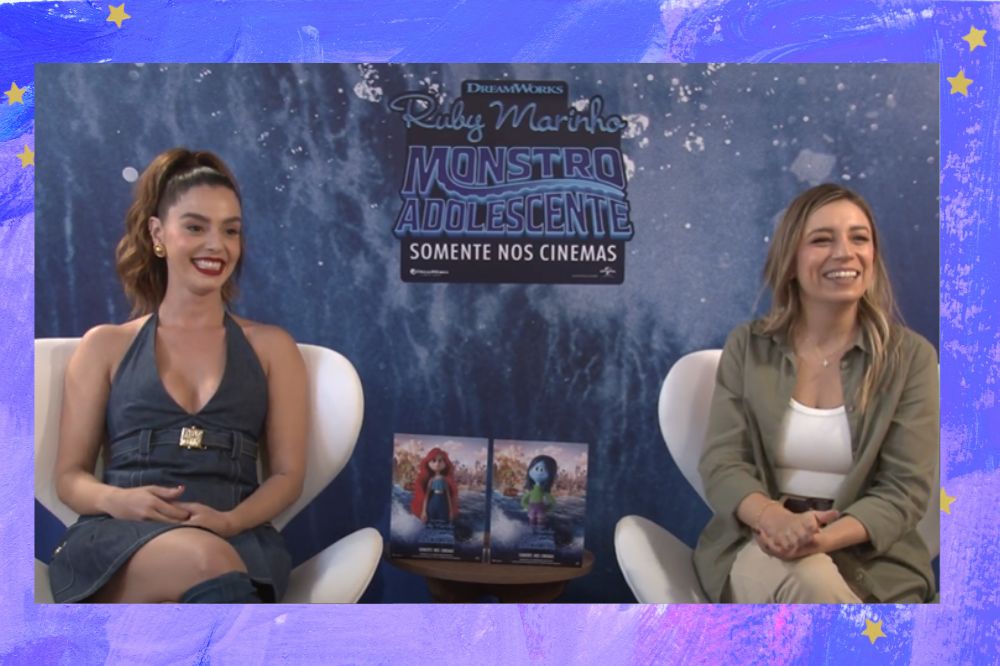 Giovanna Lancellotti e Agatha Paulita sorrindo enquanto dão entrevista sobre o filme Ruby Marinho: Monstro Adolescente; a margem é uma textura em tons de lilás, azul, roxo e branco; estrelas amarelas decoram a imagem