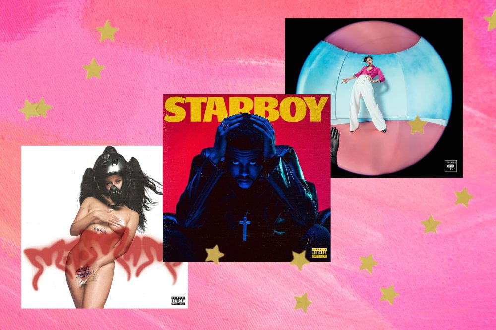 Montagem com capas de álbuns de artistas como Rosalia, The Weeknd e Harry Styles. Fundo rosa com estrelas douradas.