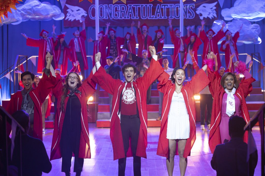 4ª temporada de High School Musical: The Musical: The Series; elenco de mãos dadas levantadas enquanto agradecem em graduação