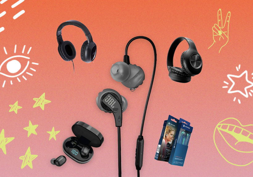 Fones de ouvido de diferentes formatos no centro da imagem; O fundo é laranja com estrelas amarela