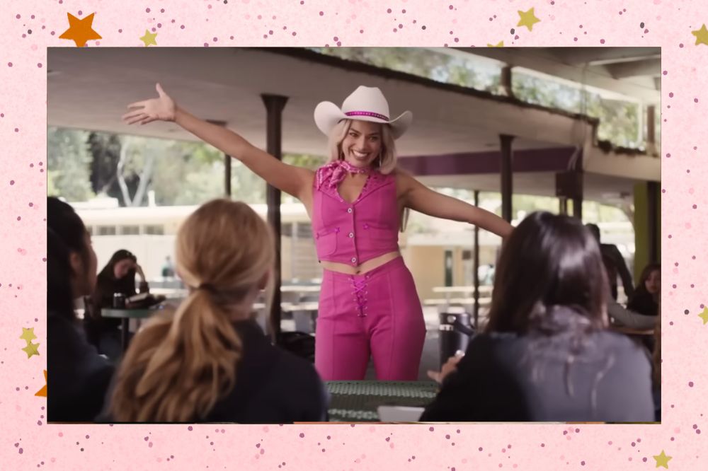 Frame do trailer oficial de Barbie: O Filme. Moldura rosa com estrelas douradas.
