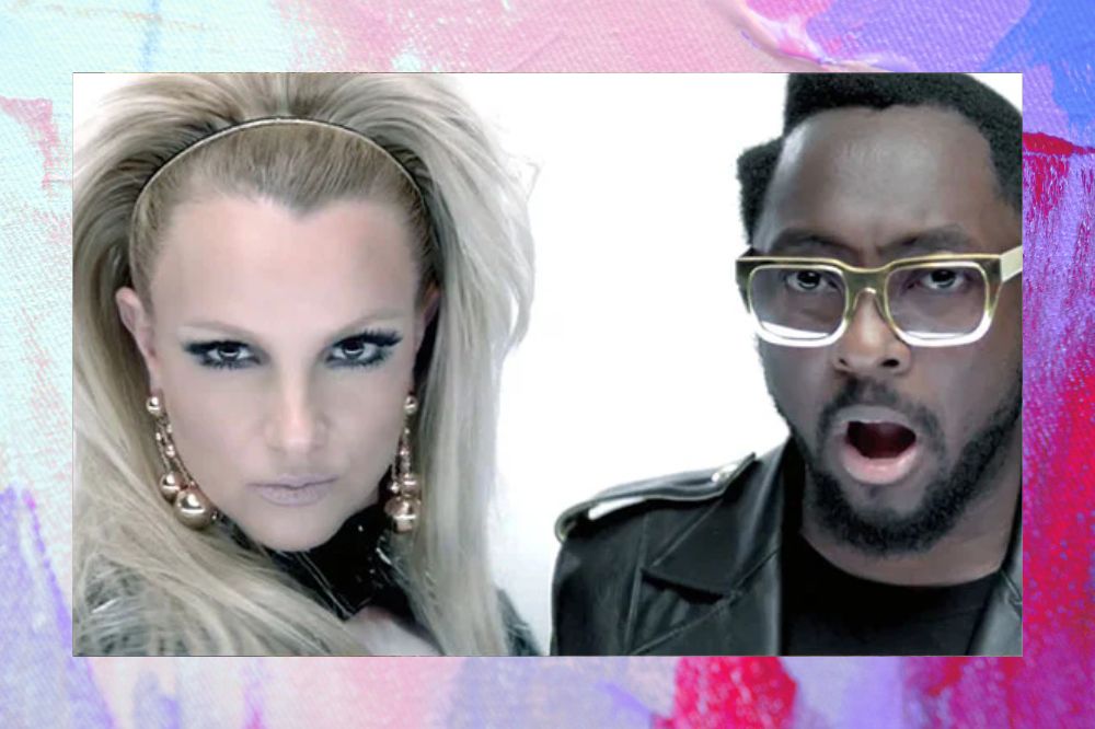 Frame do clipe de Scream & Shout, parceria de Britney Spears e Will.i.am. Fundo com tons de lilás, rosa e azul.