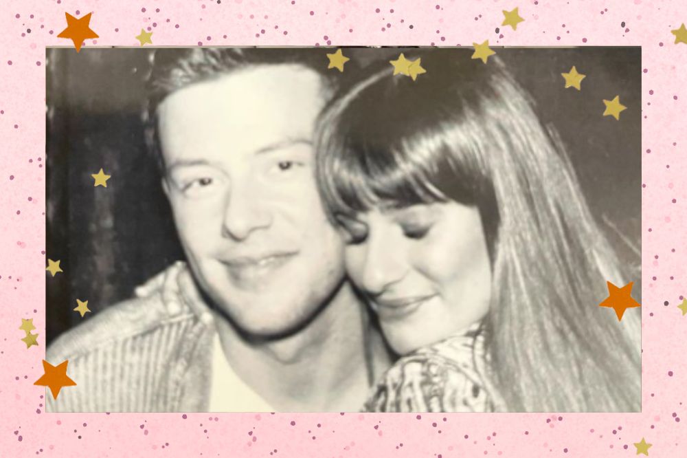 Foto em preto e branca de Lea Michele e Cory Monteith postada no Instagram de Lea. Fundo rosa com estrelas douradas,