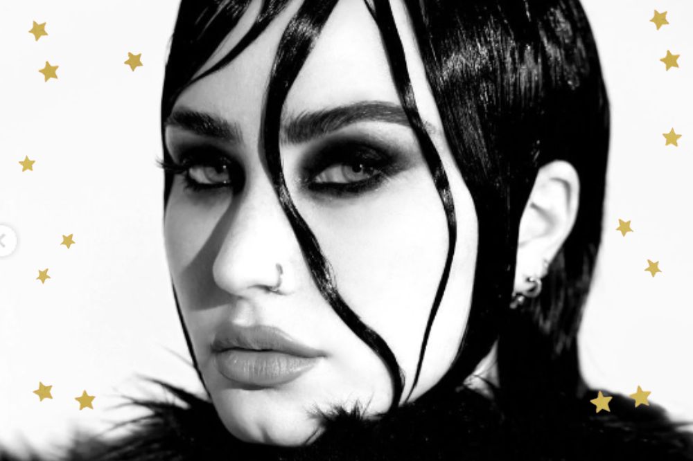 Capa do álbum REVAMPED de Demi Lovato. Estrelas douradas ao redor.