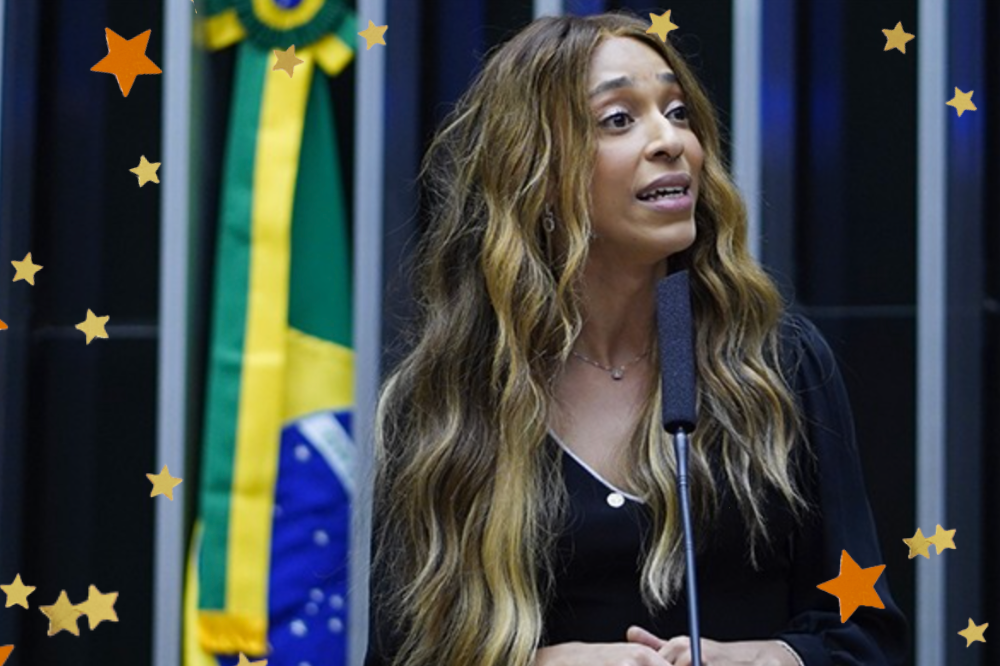 Mulher com cabelo loiro discursa; ao fundo, bandeira do Brasil