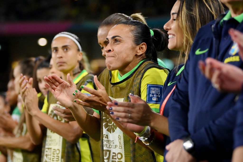 Marta na copa do mundo feminina torcendo do banco de reservas