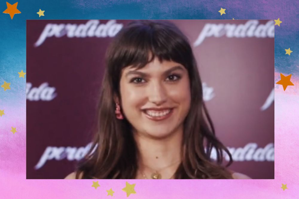 Print de Giovanna Grigio em vídeo no TikTok da Capricho. Fundo com tons de azul e rosa e estrelas douradas.