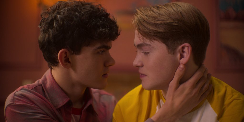 Nick e Charlie com os rostos próximos em cena de Heartstopper; Charlie está com uma das mãos no rosto de Nick