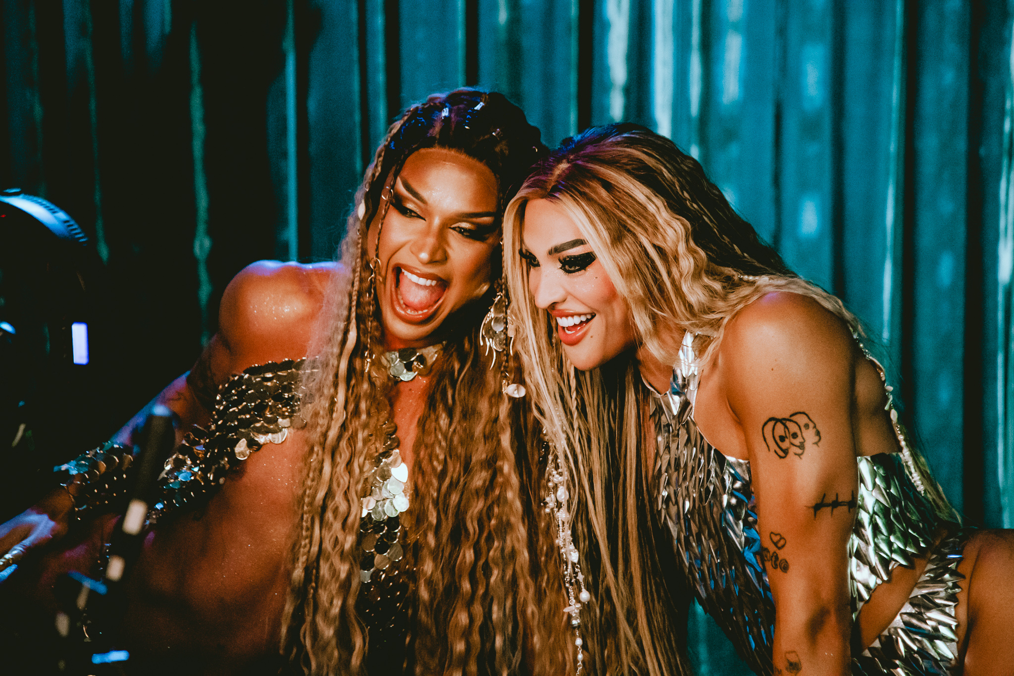 Lia Clark e Pabllo Vittar nos bastidores de Sereia Foto de Lia Clark e Pabllo Vittar nos bastidores de Sereia