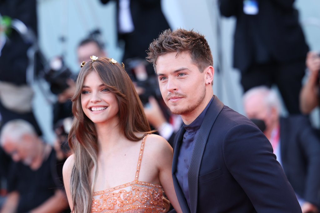 Barbara Palvin e Dylan Sprouse no Festival Internacional de Veneza em setembro de 2022