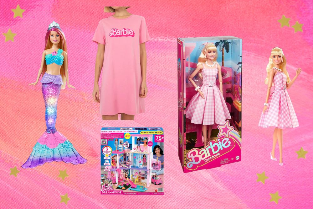 Bonecas; caixa de casa dos sonhos e modelo com roupa de Barbie; o fundo é uma textura em tons de rosa e branco com estrelas amarelas como decoração