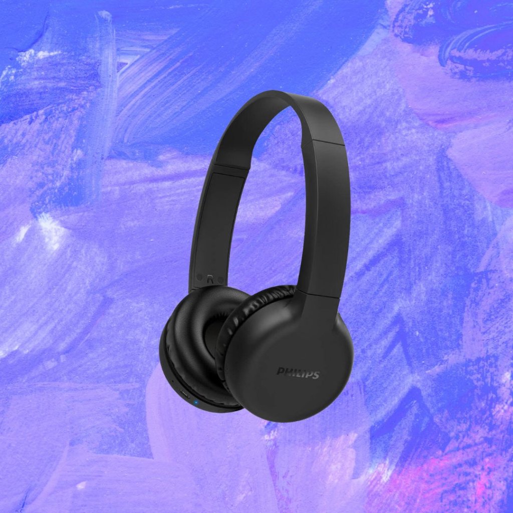 A imagem de headphone preto sem fio. Fundo com tons de azul e lilás.