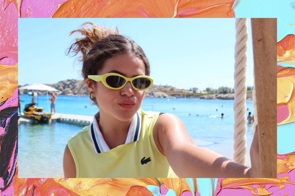 Maisa usando óculos de sol amarelos e tricô regata na mesma cor em viagem na Grécia. Montagem fundo laranja, rosa, amarelo e azul