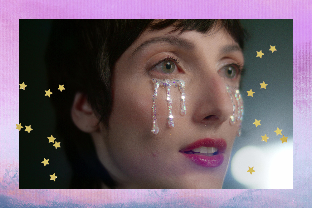 Clarice Falcão no clipe da música "Chorar na Boate". Montagem em fundo degradê lilás e azul com estrelinhas douradas