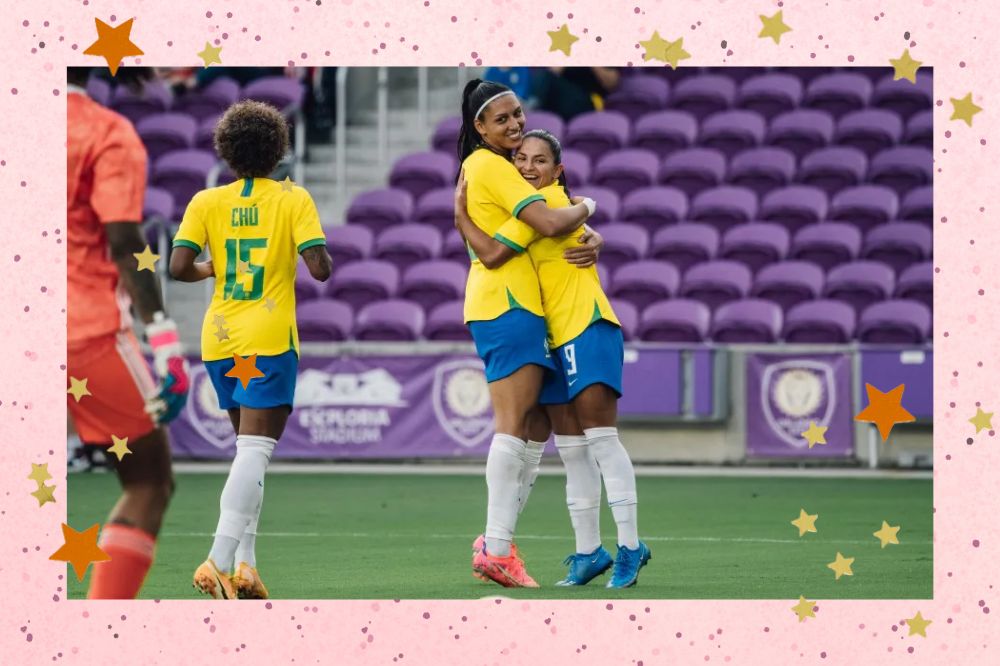 Montagem com fundo rosa de bolinhas. Imagem das jogadoras do Brasil em campo.