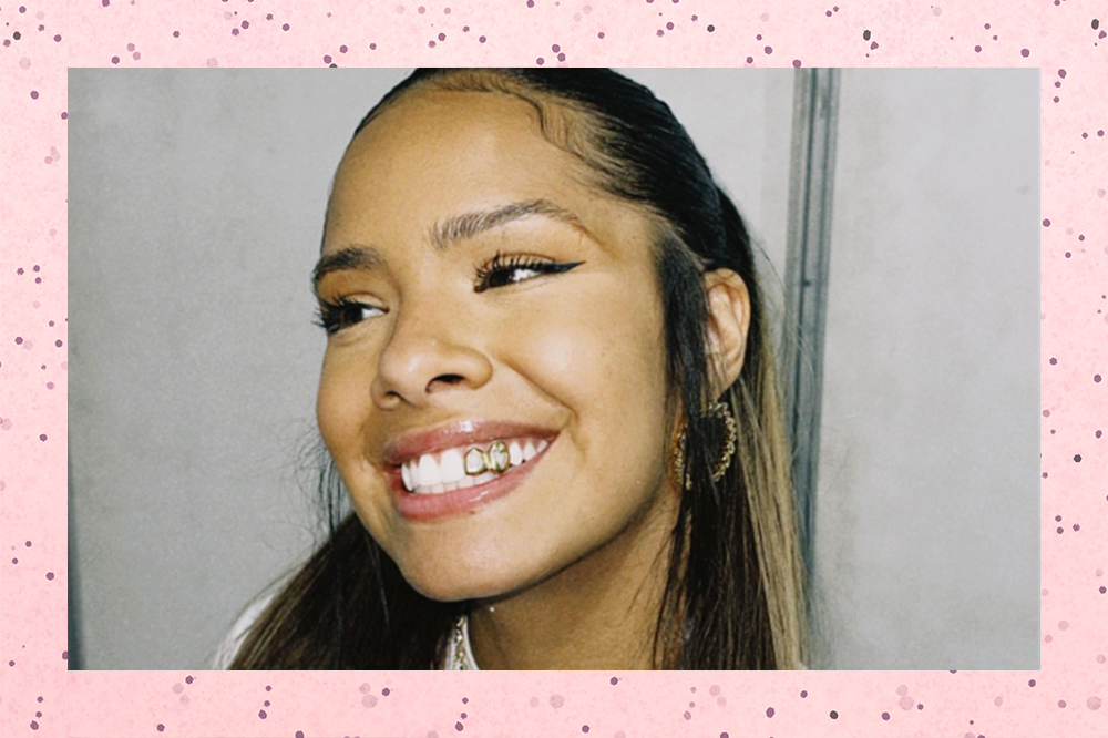 Montagem em fundo rosa com bolinhas de foto de garota sorrindo usando grillz nos dentes
