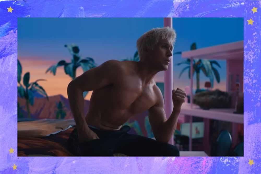 Ryan Gosling como Ken em cena de Barbie; ele está sentando sem camisa enquanto canta durante o pôr-do-sol com uma das mãos fechadas; a margem é uma textura em tons de lilás, azul, roxo, rosa e branco; estrelas amarelas decoram a imagem