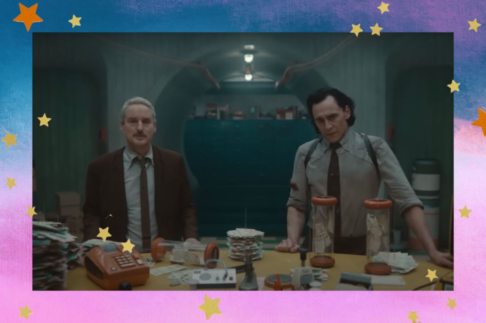 Frame do trailer da segunda temporada de Loki. Fundo rosa e azul com estrelas douradas e laranjas