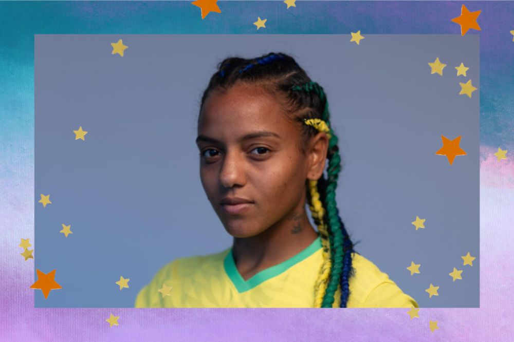 Montagem com fundo nas cores azul e lilás. Imagem da Geyse Ferreira, jogadora de futebol da seleção feminina.