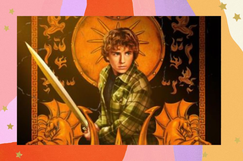Percy Jackson e os Olimpianos; Percy está segurando uma espada em uum fundo com elementos da mitologia grega em tons de laranja; a margem é uma textura nas cores rosa, lilás, laranja, roxo, amarelo e branco; estrelas amarelas decoram a imagem