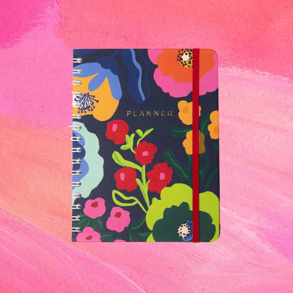 planner (1) Planner florido em diferentes cores; o fundo é uma textura em tons de rosa e branco