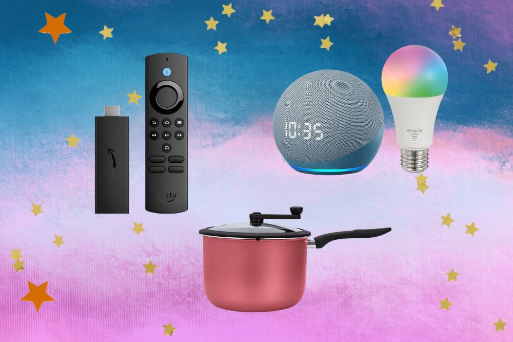 Imagens de uma pipoqueira vermelha, um dispositivo Echo Dot (Alexa) com timer, uma lâmpada com diferentes cores e um controle remoto preta. Fundo em tons de rosa e azul com estrelas douradas