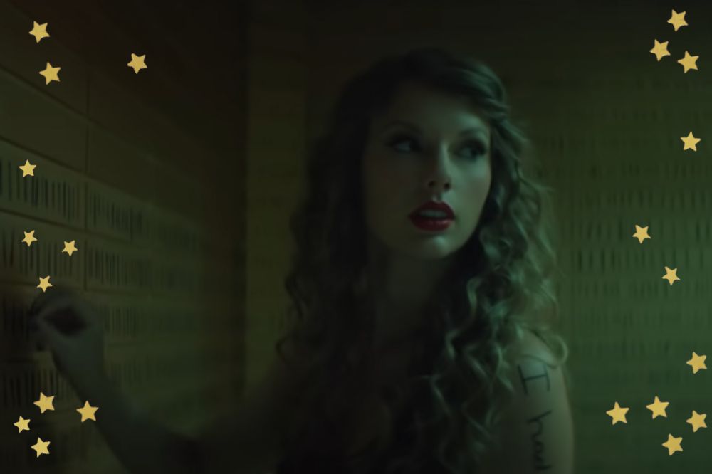 Taylor Swift no clipe de I Can See You; ela está olhando para trás com uma caneta na mão para riscar a parede; estrelas amarelas decoram a imagem