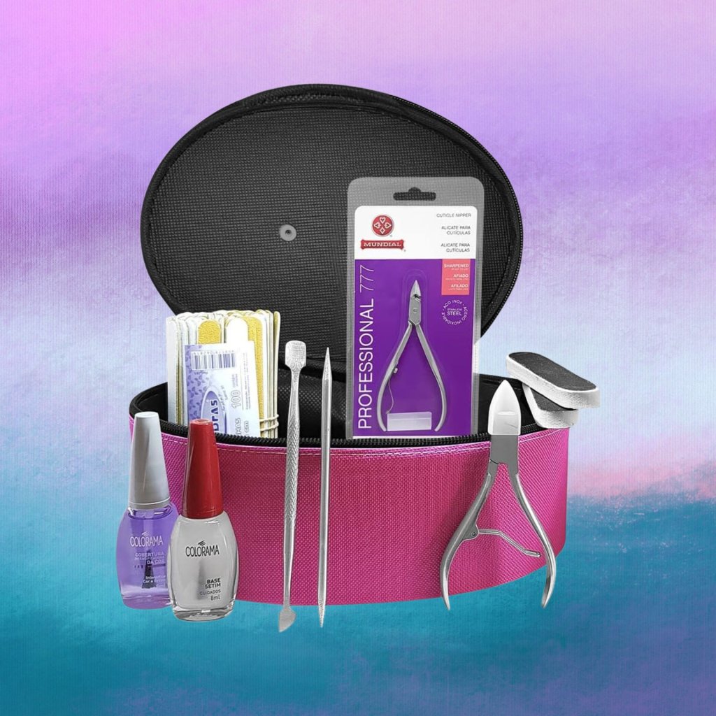 unhas (1) Kit Manicure com itens como esmalte, alicate e mais; o fundo é uma textura nas cores lilás, rosa, roxo e branco