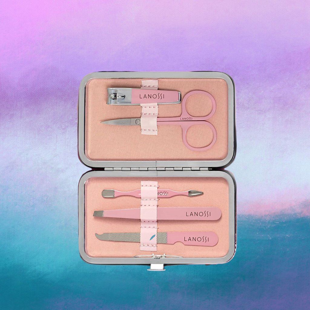 unhas Foto de kit de manicure com objetos rosas em um fundo nas cores lilás, azul, roxo e branco