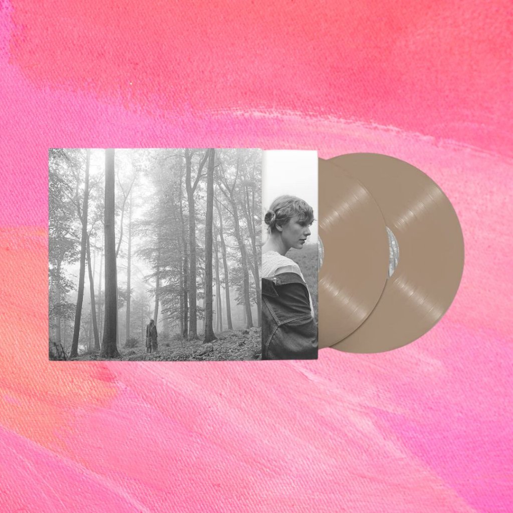 Capa do álbum folklore, de Taylor Swift, com imagem da cantora e de dois discos em um fundo em tons de rosa e branco