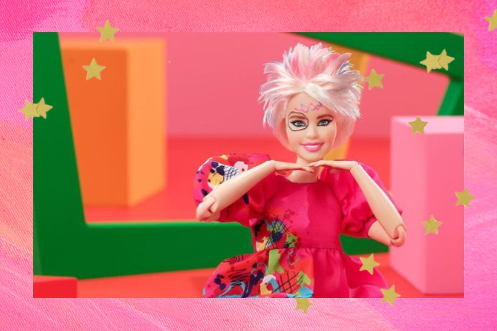 Foto promocional da boneca da Barbie Estranha. Fundo rosa com estrelas douradas.