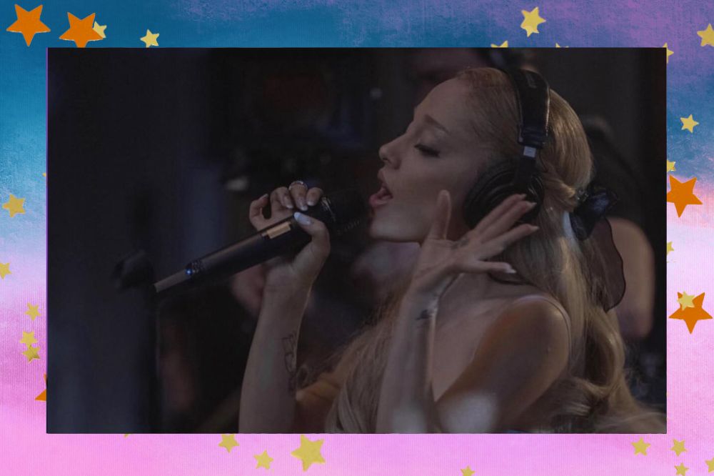 Foto de Ariana Grande na gravação do especial de dez anos do "Yours Truly". Fundo rosa e azul com estrelas douradas.