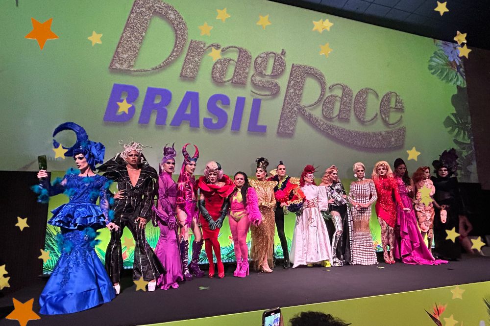 Foto do elenco de Drag Race Brasil em coletiva de imprensa.