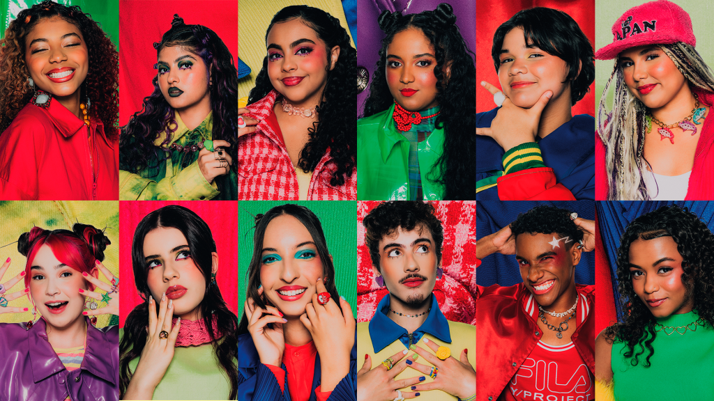 Mosaico de 12 jovens diversos, com maquiagens vibrantes e roupas coloridas, posando com expressões alegres e confiantes em fundos de cores sólidas