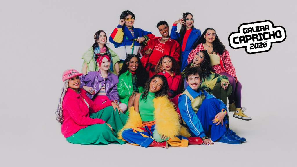 Grupo de 13 jovens diversos, sorrindo e posando em roupas coloridas e vibrantes, com o logo Galera Capricho 2026 no canto superior direito