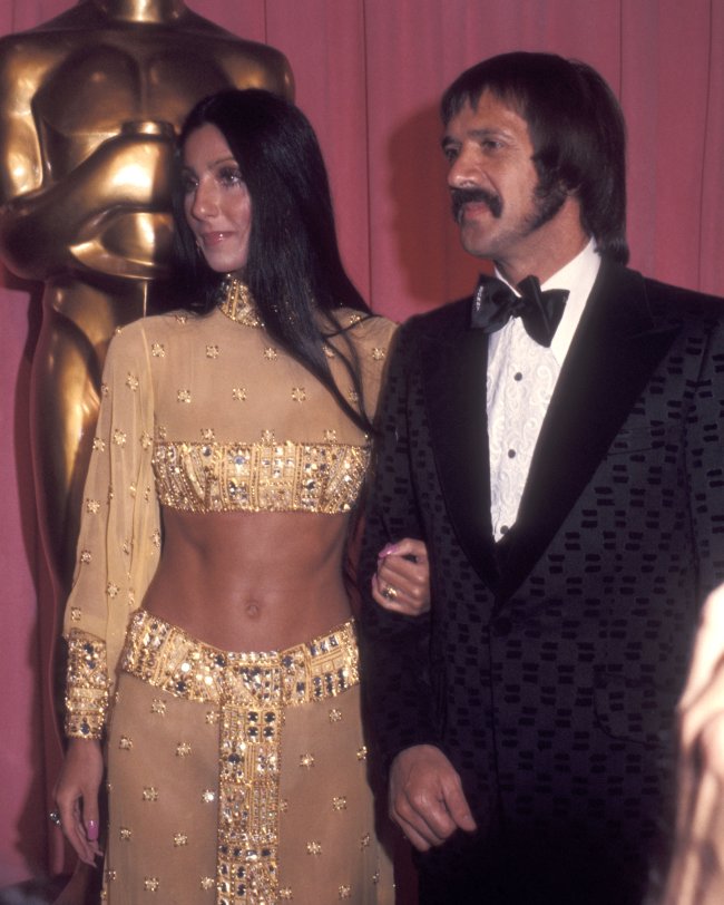 Cher e Sonny Bono no Oscar de 1973. Ela usa look assinado pelo estilista Bob Mackie 