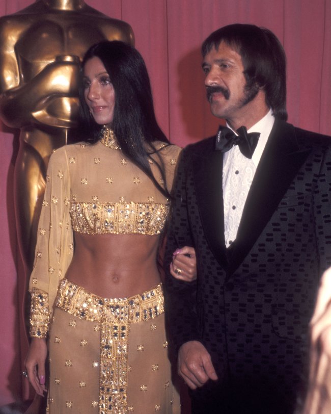 45th Annual Academy Awards – Press Room Cher e Sonny Bono no Oscar de 1973. Ela usa look assinado pelo estilista Bob Mackie