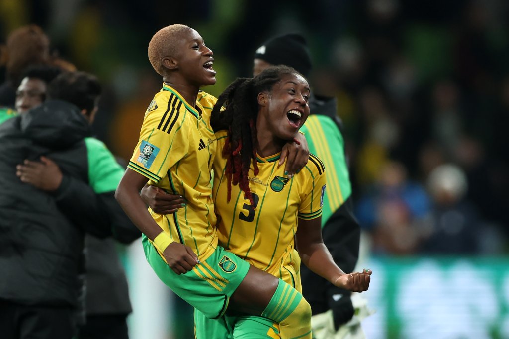Jogadoras jamaicanas usam camisa amarela e comemoram vitória