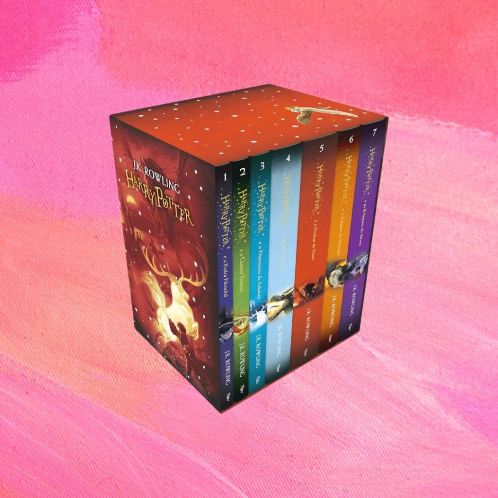 Imagem do box de livros da saga Harry Potter. Fundo rosa.