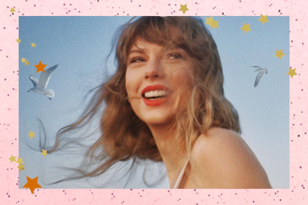 Capa do álbum 1989 Taylor Version, de Taylor Swift. Fundo rosa com estrelas douradas.