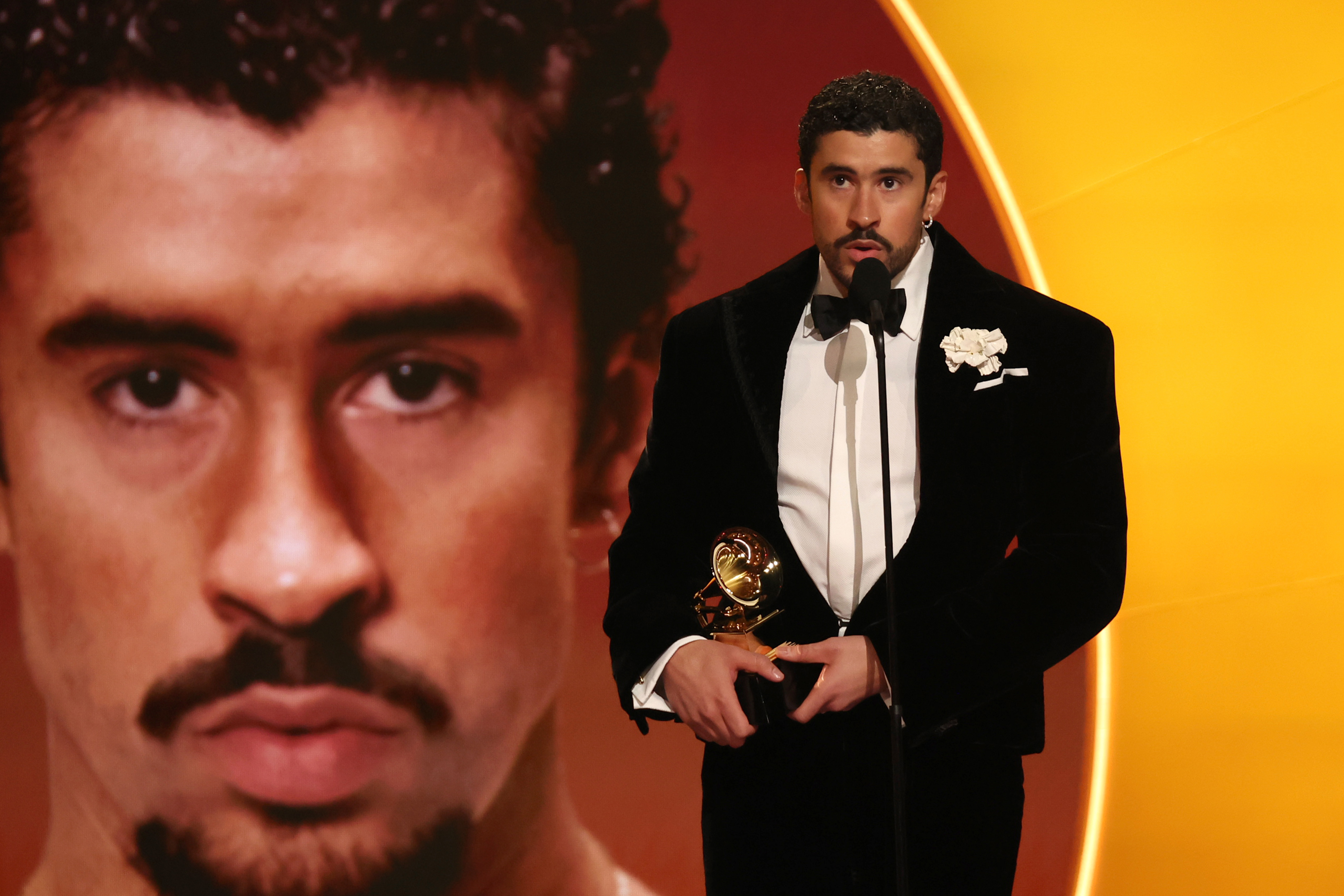 Bad Bunny aceita o prêmio de Melhor Álbum de Música Urbana por "DeBÍ TiRAR MáS FOToS" no palco durante a 68ª edição do GRAMMY Awards na Crypto.com Arena em 1 de fevereiro de 2026 em Los Angeles, Califórnia.