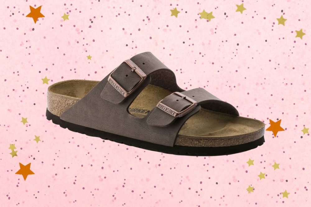birkenstock-sapato-da-barbie-no-mundo-real Fundo rosa de bolinhas e foto da sandália estilo papete marrom na frente