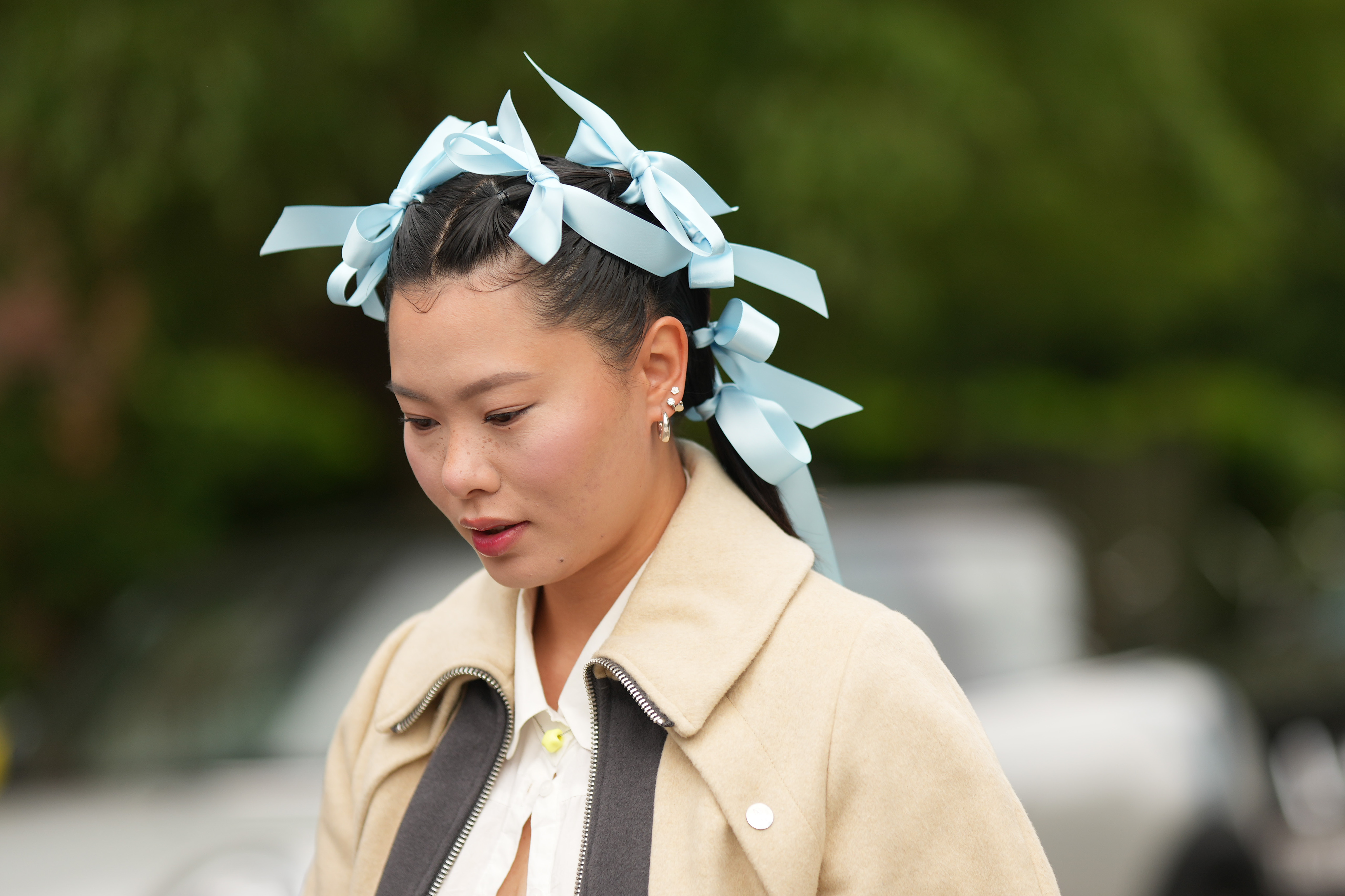 Mulher usando laços no cabelo na semana de moda de Copenhagen na temporada de primavera-verão 2024