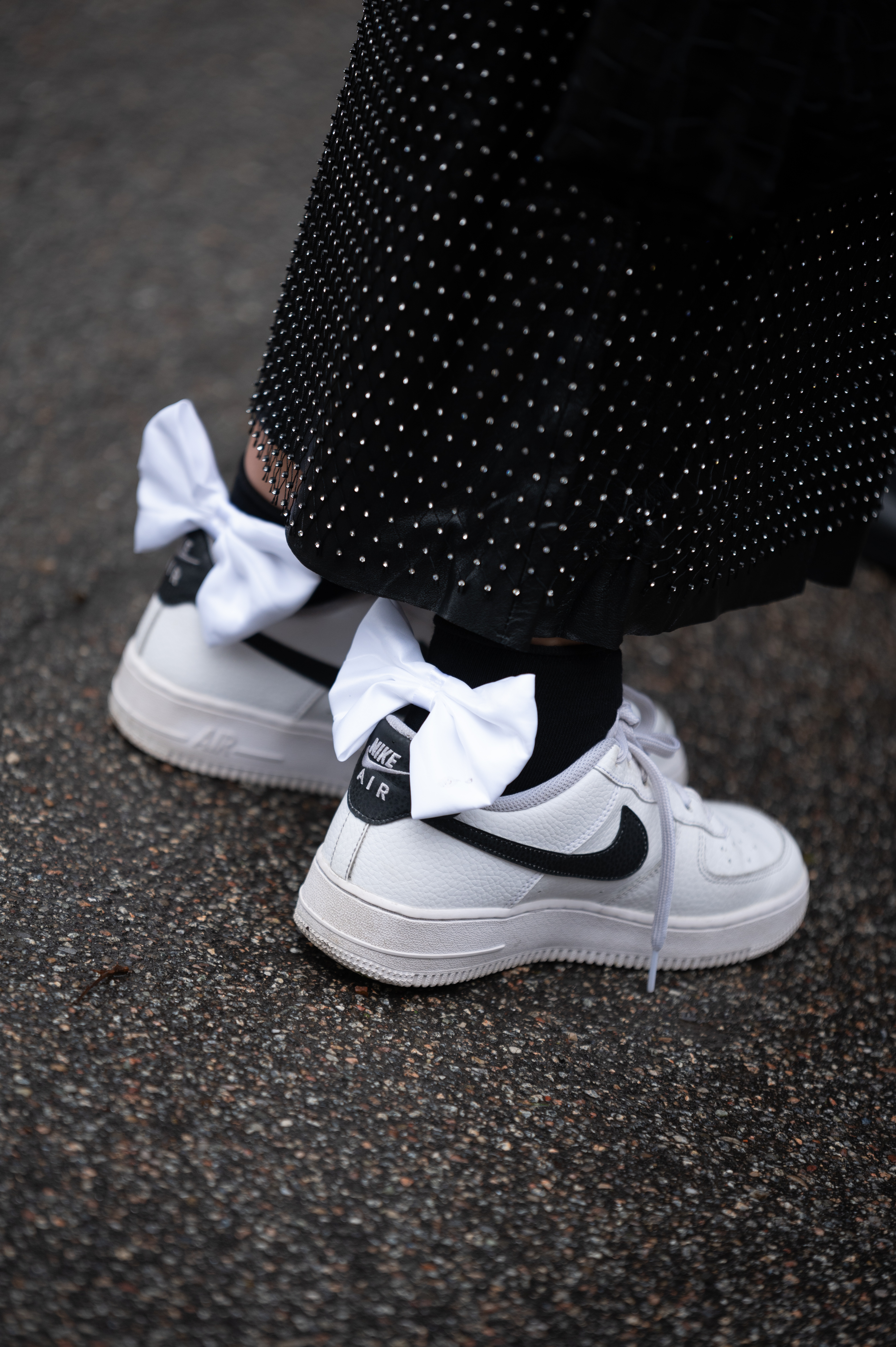 Pessoa usando tênis da Nike com laço atrás na semana de moda de Copenhagen na temporada de primavera-verão 2024