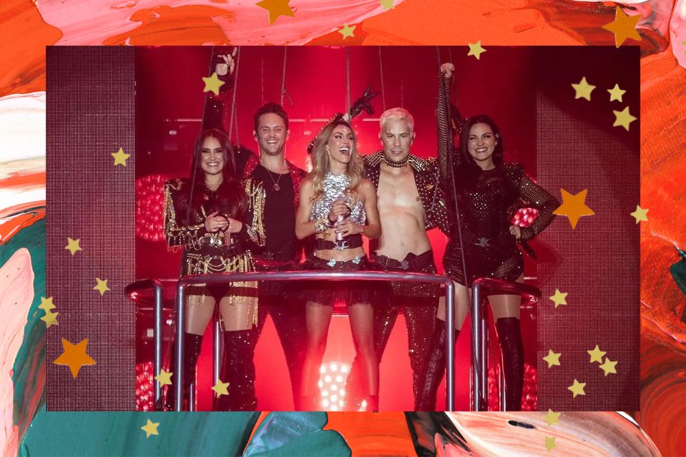 Montagem com as cores vermelho e verde bo fundo. Foto dos cinco integrantes de RBD em show da nova turnê.